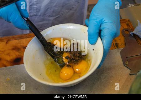 La fabrication d'une omelette aux truffes, Provence.France Banque D'Images