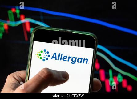 Chine.09th décembre 2021.Dans cette illustration, le logo de la société pharmaceutique Allergan, domiciliée en Irlande, est affiché sur un smartphone avec un graphique de l'indice boursier économique en arrière-plan.(Photo de Budrul Chukrut/SOPA Images/Sipa USA) crédit: SIPA USA/Alay Live News Banque D'Images