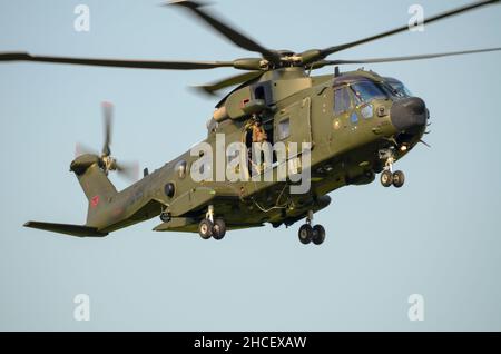 Royal Air Force AgustaWestland EH101-512 l'hélicoptère Merlin HC3A débarque à la RAF Waddington pour le spectacle aérien 2013, avec un homme d'équipage à la porte ouverte Banque D'Images