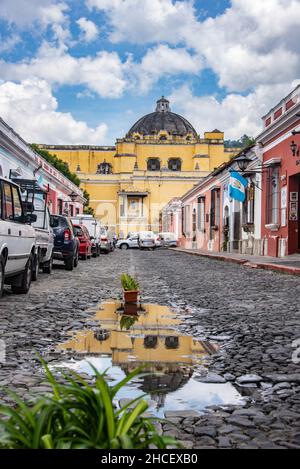 Réflexion de l'arche de Santa Catalina, Antigua, Guatemala Banque D'Images