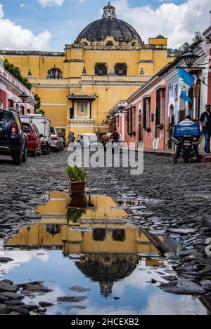 Réflexion de l'arche de Santa Catalina, Antigua, Guatemala Banque D'Images