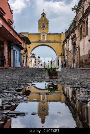 Réflexion de l'arche de Santa Catalina, Antigua, Guatemala Banque D'Images