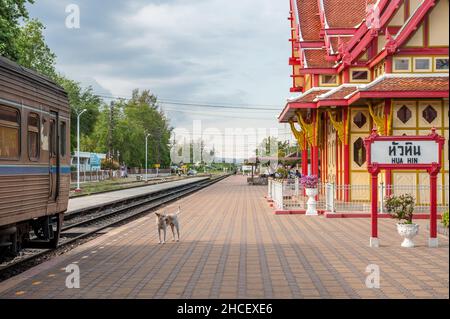 L'emblématique gare de Hua Hin.Hua Hin est un vieux village de pêcheurs qui est devenu l'une des premières et des destinations de voyage les plus populaires en Thaïlande. Banque D'Images