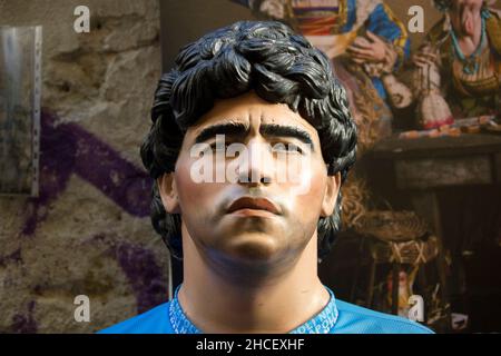 Naples, Italie.28th décembre 2021.Statue représentant Diego Armando Maradona, faite par les artistes de l'art de berceau de San Gregorio Armeno, une rue dans le centre historique de Naples, célèbre pour le tourisme pour les ateliers artisanaux de scènes de la nativité.Naples, Italie, 28 décembre 2021.(Photo par Vincenzo Izzo/Sipa USA) crédit: SIPA USA/Alay Live News Banque D'Images