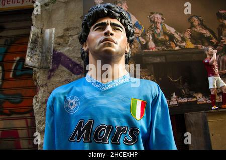 Naples, Italie.28th décembre 2021.Statue représentant Diego Armando Maradona, faite par les artistes de l'art de berceau de San Gregorio Armeno, une rue dans le centre historique de Naples, célèbre pour le tourisme pour les ateliers artisanaux de scènes de la nativité.Naples, Italie, 28 décembre 2021.(Photo par Vincenzo Izzo/Sipa USA) crédit: SIPA USA/Alay Live News Banque D'Images