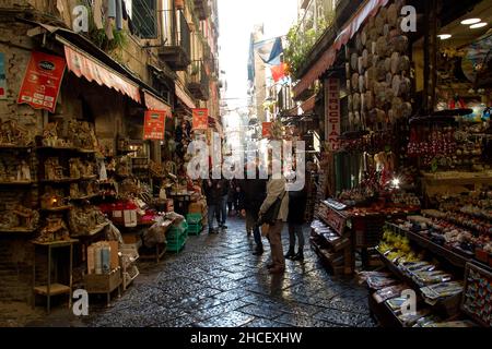 Naples, Italie.28th décembre 2021.Les touristes se promènent à San Gregorio Armeno, une rue du centre historique de Naples, célèbre pour ses boutiques artisanales de la scène de la nativité.Naples, Italie, 28 décembre 2021.(Photo par Vincenzo Izzo/Sipa USA) crédit: SIPA USA/Alay Live News Banque D'Images