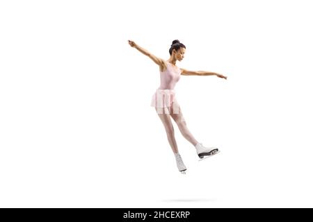 Photo en longueur d'un patineur professionnel féminin dans une robe rose effectuant un saut isolé sur fond blanc Banque D'Images