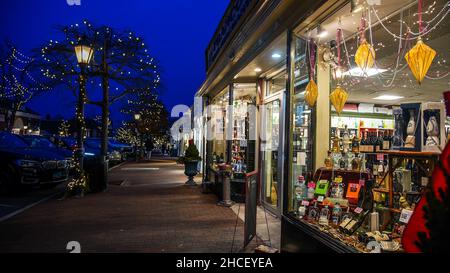 NEW CANAAN, CT, Etats-Unis - DÉCEMBRE 21 2021: Francos Liquor magasin avant de magasin sur Elm Street avant Noël avec des lumières de vacances et la décoration sur la lampe de rue Banque D'Images