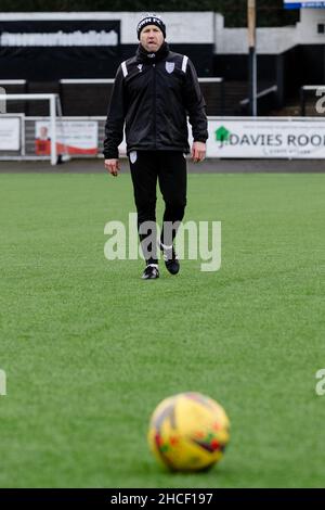 MERRYR TYDFIL, PAYS DE GALLES - 27 DÉCEMBRE 2021 : Dean Clarke, directeur de Merthyr Towns, pendant la fixation Sud de la division Premier de la Ligue du Sud entre Merthy Banque D'Images