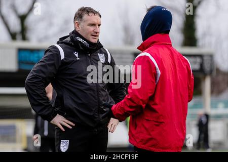 MERRYR TYDFIL, PAYS DE GALLES - 27 DÉCEMBRE 2021 : entraîneur adjoint Steve Williams et Kerry Morgan de Merthyr Towns pendant la division Premier de la Ligue du Sud Banque D'Images