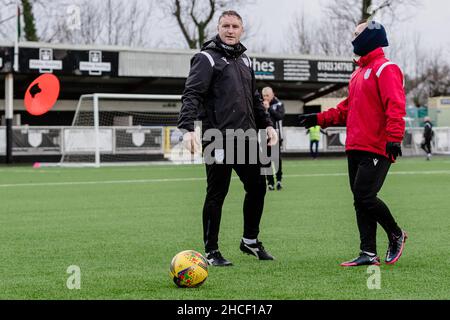 MERRYR TYDFIL, PAYS DE GALLES - 27 DÉCEMBRE 2021 : entraîneur adjoint Steve Williams et Kerry Morgan de Merthyr Towns pendant la division Premier de la Ligue du Sud Banque D'Images