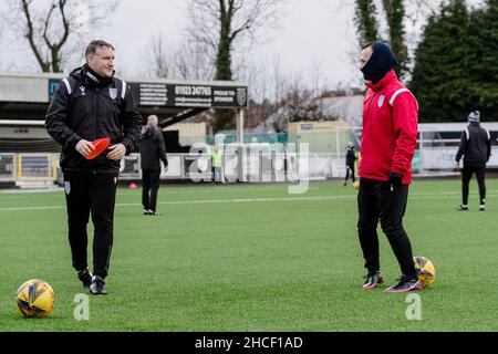 MERRYR TYDFIL, PAYS DE GALLES - 27 DÉCEMBRE 2021 : entraîneur adjoint Steve Williams et Kerry Morgan de Merthyr Towns pendant la division Premier de la Ligue du Sud Banque D'Images