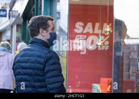 Henley-on-Thames, Angleterre, 28 décembre 2021 : les clients profitent du deuxième séjour de Noël pour faire du shopping.Bien qu'il y ait un flux régulier de personnes, il n'est pas bondé avec beaucoup de rester à la maison pour éviter le risque d'attraper la variante omicron.Les masques faciaux sont obligatoires dans les magasins et certaines personnes les gardent à l'extérieur, mais certaines personnes ne les portent pas du tout.Anna Watson/Alay Live News Banque D'Images