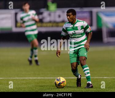 MERRYR TYDFIL, PAYS DE GALLES - 27 DÉCEMBRE 2021 : Curtis Jemmett-Hutson de Merthyr Towns pendant la fixation Sud de la division Premier de la Ligue du Sud entre Mert Banque D'Images