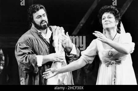 Acte I: Luciano Pavarotti (Mario Cavaradossi), Elizabeth Holleque (Floria Tosca) dans TOSCA par Puccini à l'Opéra Royal, Covent Garden, Londres WC2 12/09/1992 chef d'orchestre: Zubin Mehta set design: Renzo Mongiardino costumes: Marcel Escoisier Revival: John B Lire le réalisateur original: Franco Zeffirelli Revival réalisateur: John Cox Banque D'Images