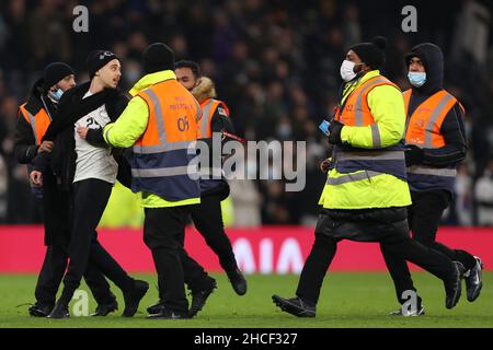 Un envahisseur de terrain est vu porter un maillot de l'équipe nationale de football de l'Egypte après avoir essayé d'interagir avec Mohamed Salah de Liverpool - Tottenham Hotspur v Liverpool, Premier League, Tottenham Hotspur Stadium, Londres, Royaume-Uni - 19th décembre 2021 usage éditorial seulement - restrictions DataCo s'appliquent Banque D'Images