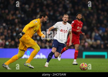 Harry Kane de Tottenham Hotspur vu en action avec Alisson Becker et Joe Gomez de Liverpool - Tottenham Hotspur v Liverpool, Premier League, Tottenham Hotspur Stadium, Londres, Royaume-Uni - 19th décembre 2021 usage éditorial seulement - restrictions DataCo s'appliquent Banque D'Images