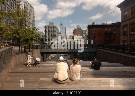 Les gens assis sur la Highline regardant la rue ci-dessous à New York, USA Banque D'Images