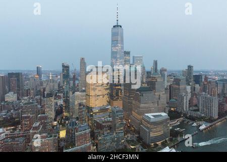 New York City, États-Unis vue aérienne du centre-ville de Manhattan au crépuscule Banque D'Images