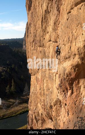 Une seule femme escalade dans le parc national de Smith Rock, Oregon Banque D'Images