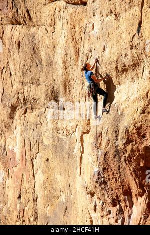 Une seule femme escalade dans le parc national de Smith Rock, Oregon Banque D'Images