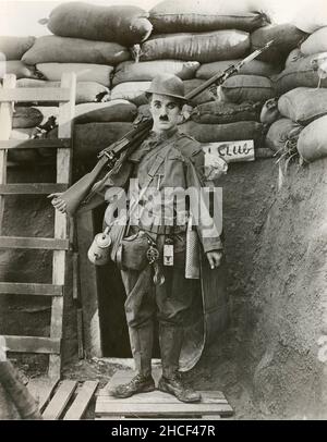 Charlie Chaplin dans le film de comédie américain Shoulder Arms - 1918 Banque D'Images