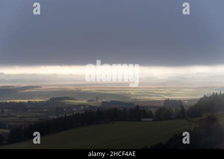 Une ligne de nuages couvre le sud des collines de l'Écosse le matin d'hiver Banque D'Images