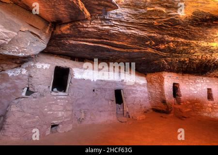 La salle d'habitation de la falaise intérieure s'arrête au-dessus d'un couloir intérieur sous un toit de falaise à éclairage indirect dans la Maison de la Lune à McCloyd Canyon, Bears Ears National Monu Banque D'Images