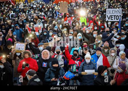 Des manifestants portant un masque facial protecteur et tenant des lampes et des banderoles éclairs pour défendre la liberté de la presse lors d'une manifestation contre la loi me limitant Banque D'Images