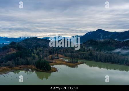 Lac de l'aulne et les Cascade Mountains de l'État de Washington en décembre Banque D'Images