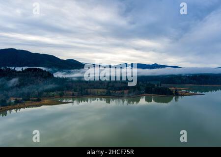 Lac de l'aulne et les Cascade Mountains de l'État de Washington en décembre Banque D'Images