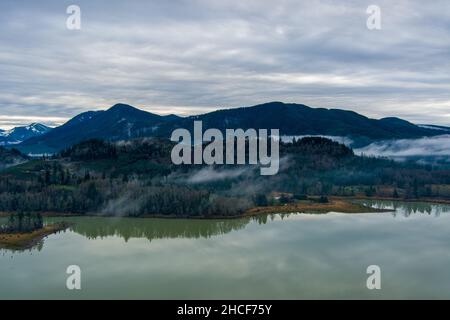 Lac de l'aulne et les Cascade Mountains de l'État de Washington en décembre Banque D'Images