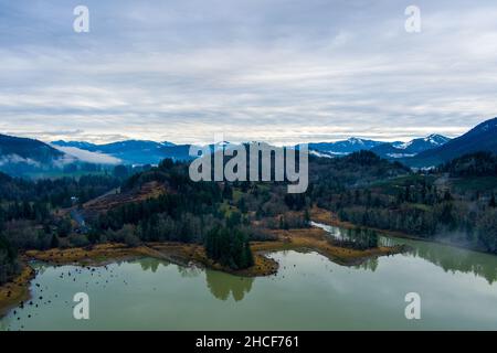 Lac de l'aulne et les Cascade Mountains de l'État de Washington en décembre Banque D'Images
