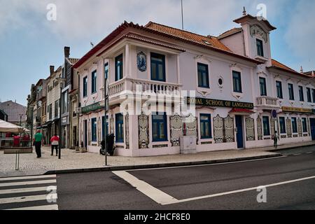 Maisons colorées et rues étroites dans le village de pêcheurs de Costa Nova Banque D'Images