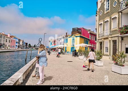 Maisons colorées et rues étroites dans le village de pêcheurs de Costa Nova Banque D'Images