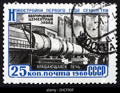 RUSSIE - VERS 1960 : un timbre imprimé en Russie montre Cement Factory, Belgorod, vers 1960 Banque D'Images