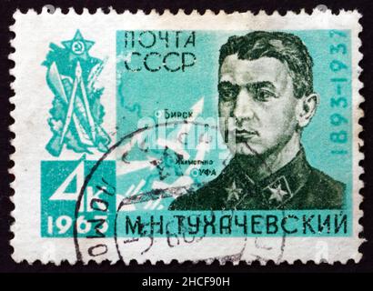 RUSSIE - VERS 1963 : un timbre imprimé en Russie montre le général Mikhail Nikolayevitch Tukhachevsky, maréchal de l'Union soviétique, vers 1963 Banque D'Images