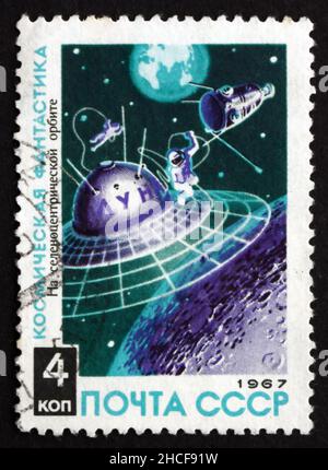 RUSSIE - VERS 1967 : un timbre imprimé en Russie montre la Station spatiale en orbite autour de la Lune, Science Fiction, vers 1967 Banque D'Images