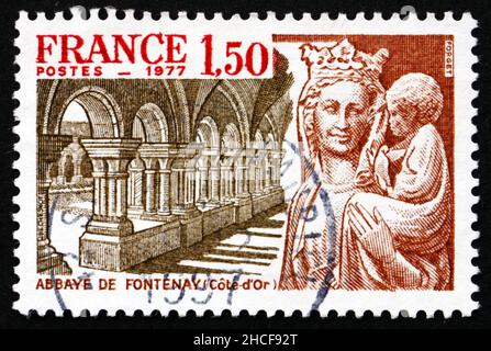 FRANCE - VERS 1977 : un timbre imprimé en France montre l'abbaye de Fontenay, le monastère cistercien, site classé au patrimoine mondial de l'UNESCO, vers 1977 Banque D'Images
