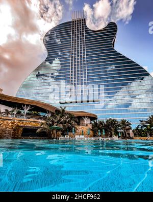 Vue à angle bas de la piscine en face de l'hôtel et casino Hard Rock à Miami, États-Unis d'Amérique Banque D'Images