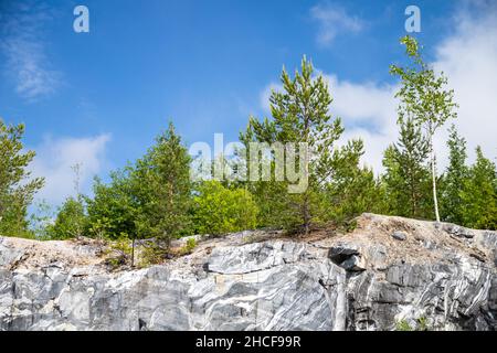 Vue sur l'ancienne carrière de marbre avec des pins qui poussent sur la roche.Paysage de Carélie, Ruskeala, Carélie, Russie Banque D'Images