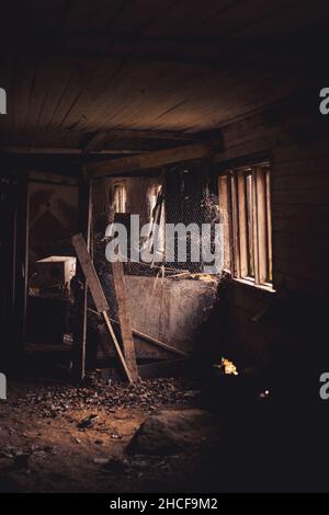 Vue intérieure d'une chambre avec des murs et un sol détruits Banque D'Images