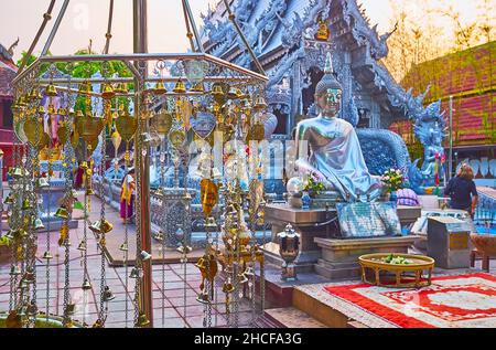 Les feuilles de prière en métal (Bo, arbre de Bodhi) devant Buddha image et le temple d'argent (Wat Sri Suphan), Chiang Mai, Thaïlande Banque D'Images