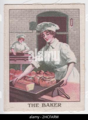 « The Baker » : l'une des cartes en soie qui décrit les travailleuses de la première Guerre mondiale, données par le magazine hebdomadaire « The Happy Home » comme de charmants souvenirs de guerre.L'image montre une femme avec un plateau de pain fraîchement cuit, une autre femme peut être vue dans l'arrière-plan prenant des pains hors des boîtes Banque D'Images