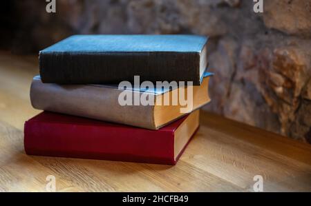 Les livres sont empilés sur une table.Vieux carnets fermés sur fond de bureau en bois, vue rapprochée.Bureau des avocats, bureau des étudiants Banque D'Images