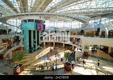 Istanbul, Turquie - juillet 2015: Les gens font du shopping dans le centre commercial Istinye Park, un centre commercial avec 291 magasins et quatre niveaux de parc souterrain Banque D'Images