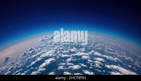 Courbure de la terre de la planète.Prise de vue aérienne.Ciel bleu ciel nuageux sur terre.Espace, concept de la science Banque D'Images