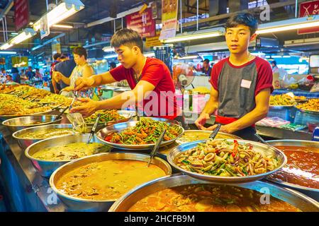 CHIANG MAI, THAÏLANDE - 4 MAI 2019 : plats thaïlandais traditionnels à emporter dans la section alimentaire du marché du tanin, les vendeurs proposent des soupes fraîches, des ragoûts de légumes Banque D'Images