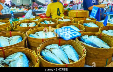 Explorez les étals de poissons du marché de Tanin avec une large gamme de maquereaux dans des paniers de bambou, traditionnel là, Chiang Mai, Thaïlande Banque D'Images