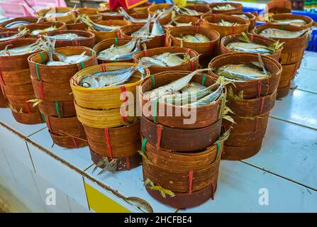 Les tas des paniers de bambou avec maquereau dans le marché couvert de Tanin, Chiang Mai, Thaïlande Banque D'Images